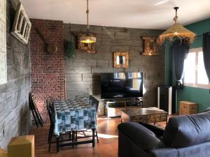 a living room with a couch and a tv at Sierra Nevada Galatino 22E in Sierra Nevada