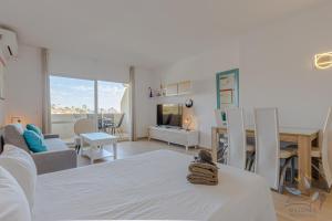 Televízia a/alebo spoločenská miestnosť v ubytovaní Benal beach suite, parque acuático y vistas al mar