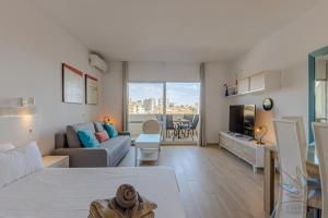Televízia a/alebo spoločenská miestnosť v ubytovaní Benal beach suite, parque acuático y vistas al mar