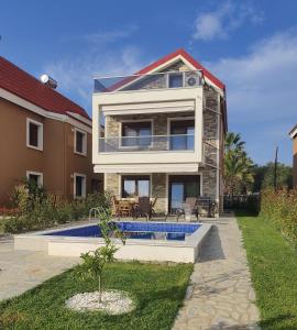 une maison avec une piscine dans l'arrière-cour dans l'établissement VILLA CASSIOPEIA, à Nikiti