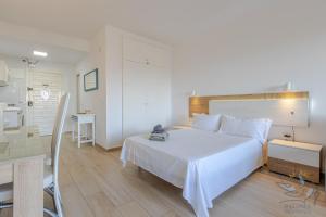 Posteľ alebo postele v izbe v ubytovaní Benal beach suite, parque acuático y vistas al mar