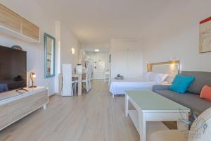 sala de estar amplia con cama y sofá en Benal beach suite, parque acuático y vistas al mar, en Benalmádena