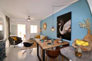a living room with blue walls and a table at Casa la Pajarera in Ciudad Quesada