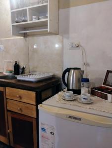 Casa La Banda في كفايات: مطبخ مع غلاية شاي على موقد