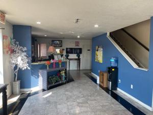 a living room with blue walls and a kitchen at Express extended in Junction City