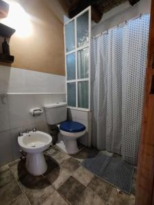Casa La Banda في كفايات: حمام مع مرحاض ودش