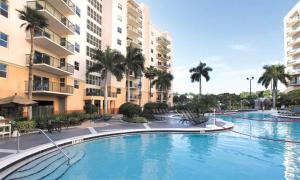 basen w ośrodku z palmami i budynkami w obiekcie Wyndham Palm Aire Resort 2 BR w mieście Pompano Beach