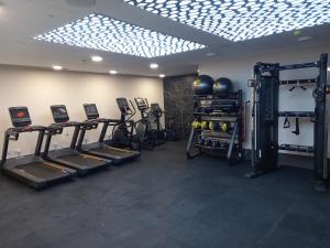 um ginásio com máquinas e capacetes num quarto em Beautiful Studio in Gibraltar - E1 Suites & Spa em Gibraltar