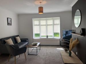 uma sala de estar com um sofá e uma janela em Alexander Apartments Marsden em South Shields