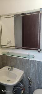 bagno con lavandino e specchio di Orange Blossom a Riobamba