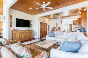 TV a/nebo společenská místnost v ubytování Hunker Down Gulf Winds