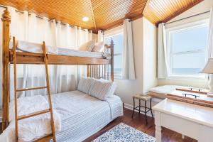 Postel nebo postele na pokoji v ubytování Hunker Down Gulf Winds