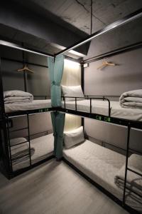 Backpackers Hostel - Ximen tesisinde bir ranza yatağı veya ranza yatakları