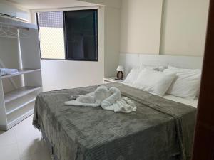 マセイオにあるApartamento em Maceió beira marのタオルが敷かれたベッドのある寝室 +33枚の写真