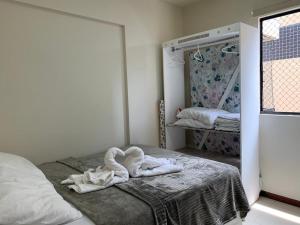 a room with a bed with towels on it at Apartamento beira mar em Maceió in Maceió