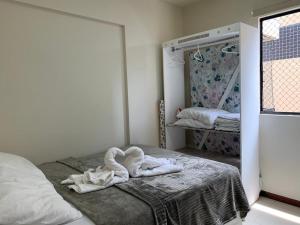 マセイオにあるApartamento em Maceió beira marのベッド1台(タオル付)が備わる客室です。