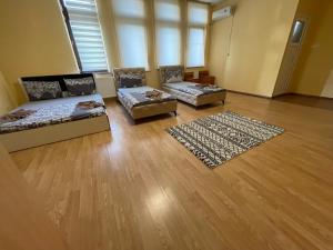 een woonkamer met 2 banken en een tapijt bij Ela Hostel in Prizren