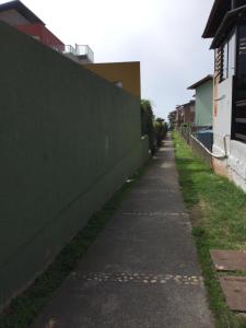 een stoep naast een muur naast een gebouw bij Pousada Boulevard in Florianópolis