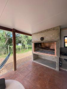eine Terrasse mit Kamin in einem Haus in der Unterkunft La Luisa in Termas del Daymán