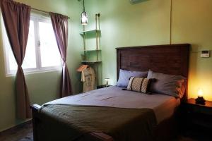 Una cama o camas en una habitación de Casa Verde - Modern Apt in Santurce's Art District in San Juan