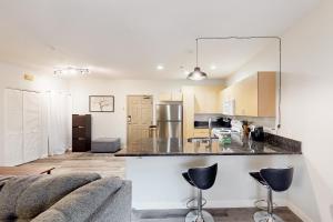 - une cuisine et un salon avec un canapé et un comptoir dans l'établissement San Diego's Diamond: Snowbird-friendly studio near ocean with pool, hot tub, gym, balcony - dogs OK, à San Diego