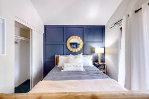 1 dormitorio con 1 cama grande y pared azul en Sway of the Pines, Unit#32A, en Indian Pine