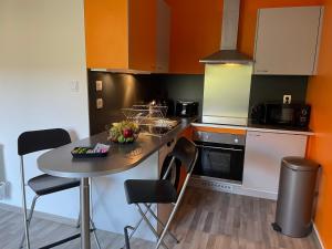 - une petite cuisine avec une table et un comptoir dans l'établissement Studio Ma Préférence, à Horbourg-Wihr