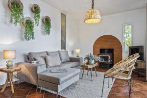 sala de estar con sofá y sillas en Green Valley by Madeira Sun Travel, en Porto Moniz