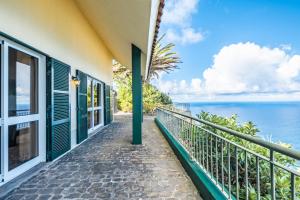 balcón con vistas al océano en Green Valley by Madeira Sun Travel, en Porto Moniz