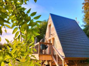 ein winziges Haus mit blauem Dach in der Unterkunft Demeure de la Garenne in Montmirail