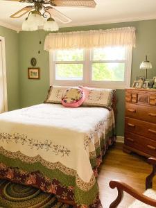 1 dormitorio con 1 cama con tocador y ventana en Glenn Meadow Bed and Breakfast, en South Haven