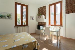 Habitación con cama, mesa y escritorio. en Sweet home Suite - Duomo, Milano en Milán