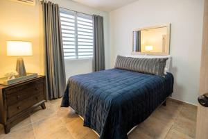 1 dormitorio con cama, tocador y espejo en 1 Santurce 1 Bedroom 1Bathroom Apt en San Juan