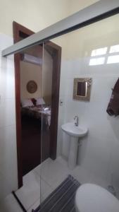 een badkamer met een wastafel, een toilet en een douche bij Paraíso da falésia em Cumuruxatiba com vista excepcional para o mar in Cumuruxatiba