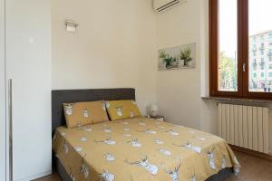 1 dormitorio con cama con colcha de mariposas. en Sweet home Suite - Duomo, Milano en Milán