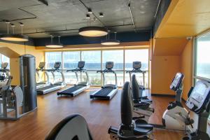 - une salle de sport avec tapis de course et vélos elliptiques dans un bâtiment dans l'établissement Splash Beach Resort by Panhandle Getaways, à Panama City Beach