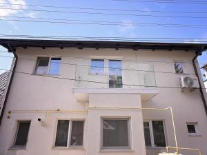 un edificio blanco con ventanas laterales en ASE Premium House, en Suceava