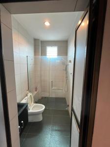 een badkamer met een douche, een toilet en een wastafel bij Nice semi D house at Tangkak in Tangkak