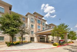 een weergave van de voorkant van een hotel bij Comfort Suites Arlington - Entertainment District in Arlington