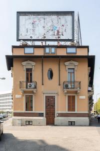 ein Gebäude mit einem großen Bildschirm darüber in der Unterkunft Sweet home Suite - Duomo, Milano in Mailand
