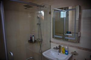 Bilik mandi di Guided Hospitality - Luxury Accommodations