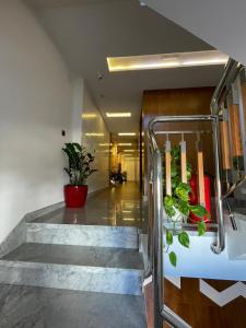 un corridoio con scale e piante in un edificio di Luxury SuiteMar a M'diq