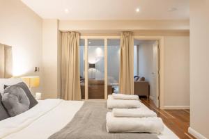 een slaapkamer met een bed met vier kussens erop bij Luxury 2 bedroom flat in Holborn in Londen