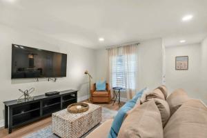 Una sala de estar con un sofá y un televisor. en Bluefish 7 Tranquil OKA Island Retreat 2BR Oasis, en Fort Walton Beach