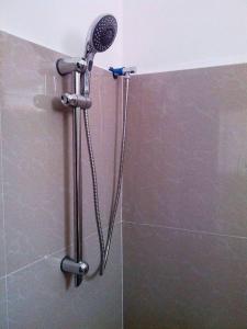 y baño con ducha con cabezal de ducha. en Ashok Homestay, en El Nido