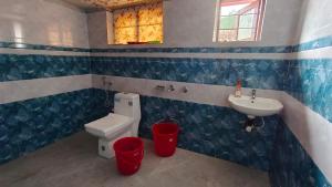 y baño con aseo y lavamanos. en Paradise Resort Vattavada, Munnar en Vattavada
