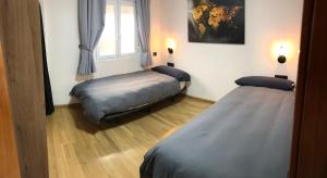 a room with two beds and a window at Sierra Nevada Galatino 22E in Sierra Nevada