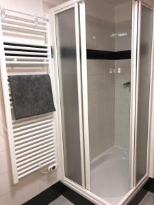 a shower with a glass door in a bathroom at Sierra Nevada Galatino 22E in Sierra Nevada +31 photos