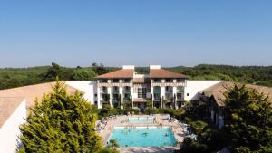 eine Luftaufnahme eines Resorts mit Swimmingpool in der Unterkunft Village Moliets - maeva Home - Appartement 2 Pièces 5 Personnes Confort MAE-4322 in Moliets-et-Maa + 23 Fotos