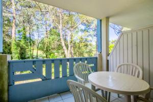 eine Terrasse mit Tisch und Stühlen auf einem Balkon in der Unterkunft Village Moliets - maeva Home - Appartement 2 Pièces 5 Personnes Confort MAE-4322 in Moliets-et-Maa